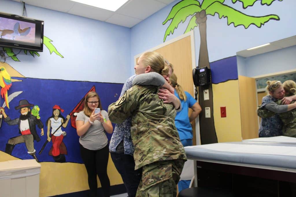 Soldier daughter surprises nurse mom