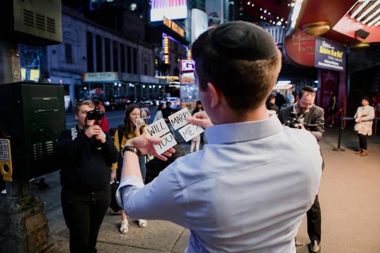 Stunned Bride-to-be Shocked by Magic Trick Proposal in the Middle of Times Square – Including Her Face Appearing on the World-famous Billboards