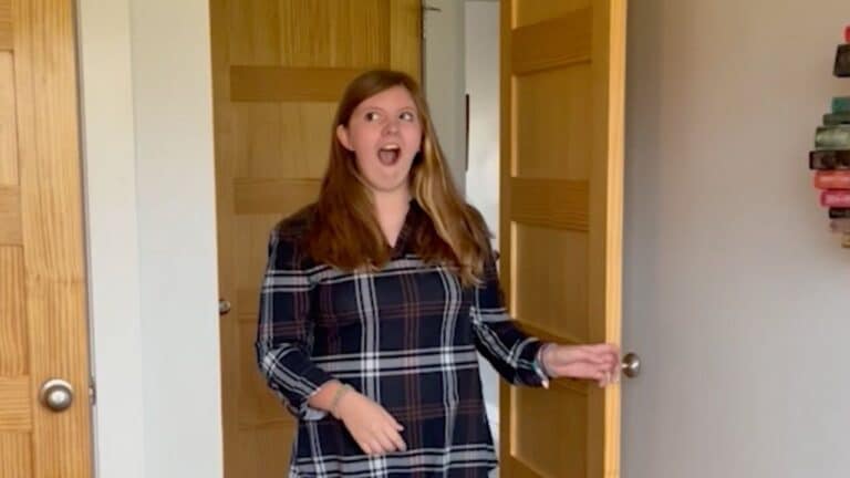 Adopted Harry Potter Fan Can’t Believe Her Eyes As New Parents Surprise Her With a Magical Bedroom Makeover