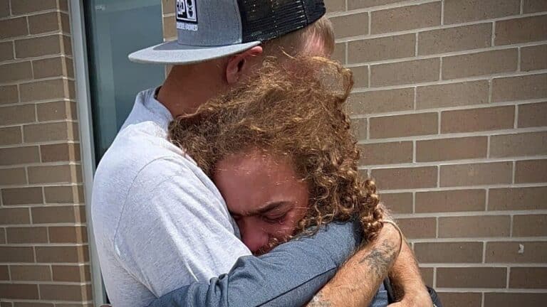 Boy Bursts Into Tears When He Sees Long-Distance Dad at Graduation