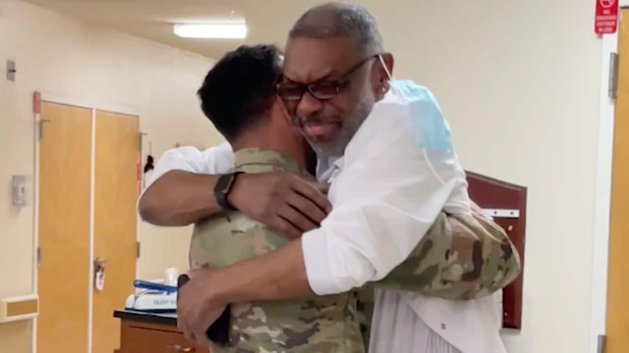 Military Son Surprises Dad At Work After Long Deployment 0882