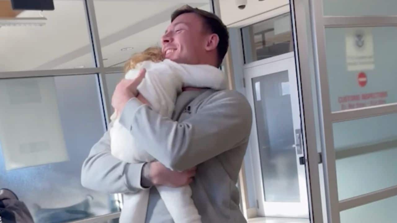 Toddler Bursts Into Tears of Joy as She's Reunited With Military Dad ...