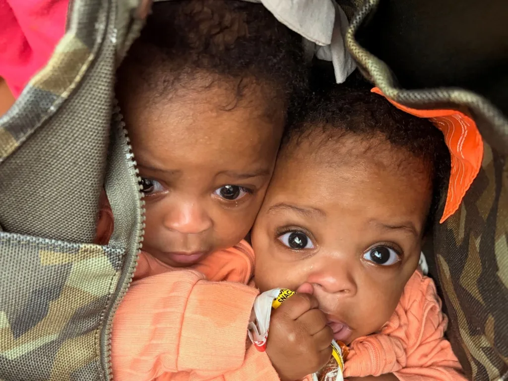 Baby twins Teagan and Tatum sit close together inside a gym bag during Monique’s hospital surprise for Brittany